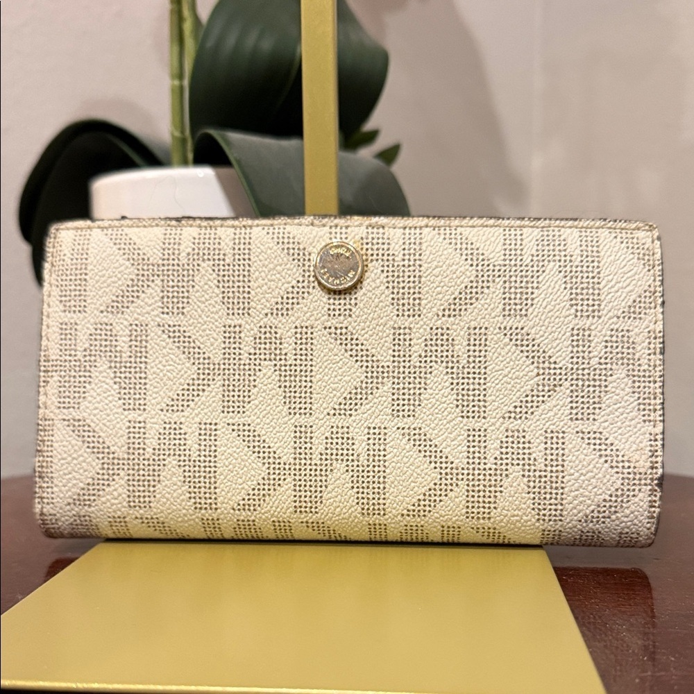 Elegant Michael Kors Cream Designer Women's Wallet Leather Bifold MK clutch - Picture 2 of 8